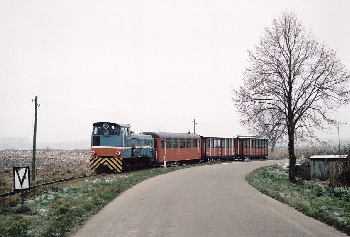 ninska KD w pobliu stacji Wenecja Muzeum, 8.12.2001, foto Pawe Korcz